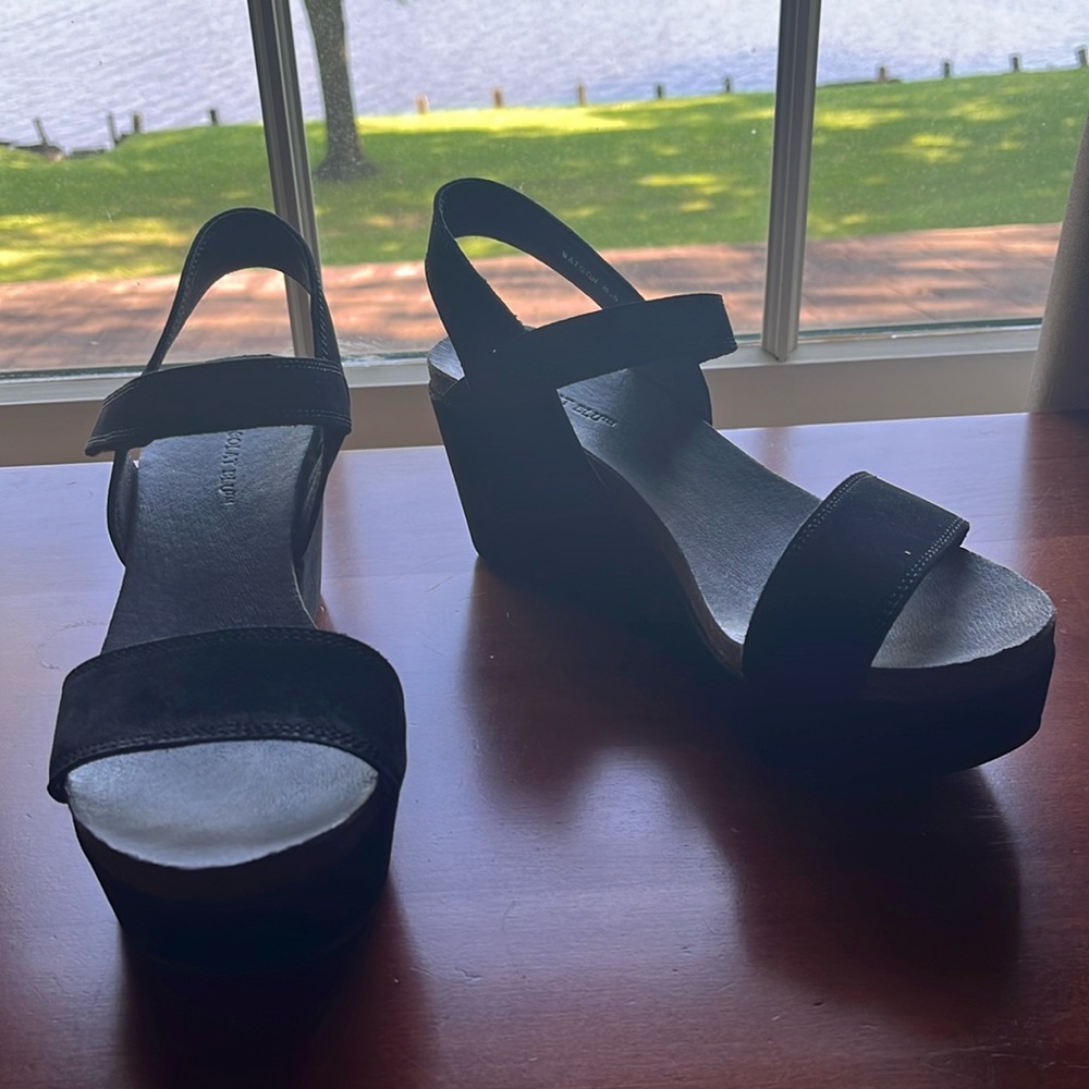 CHOCOLAT BLU size 8.5 black suede platform sandal!